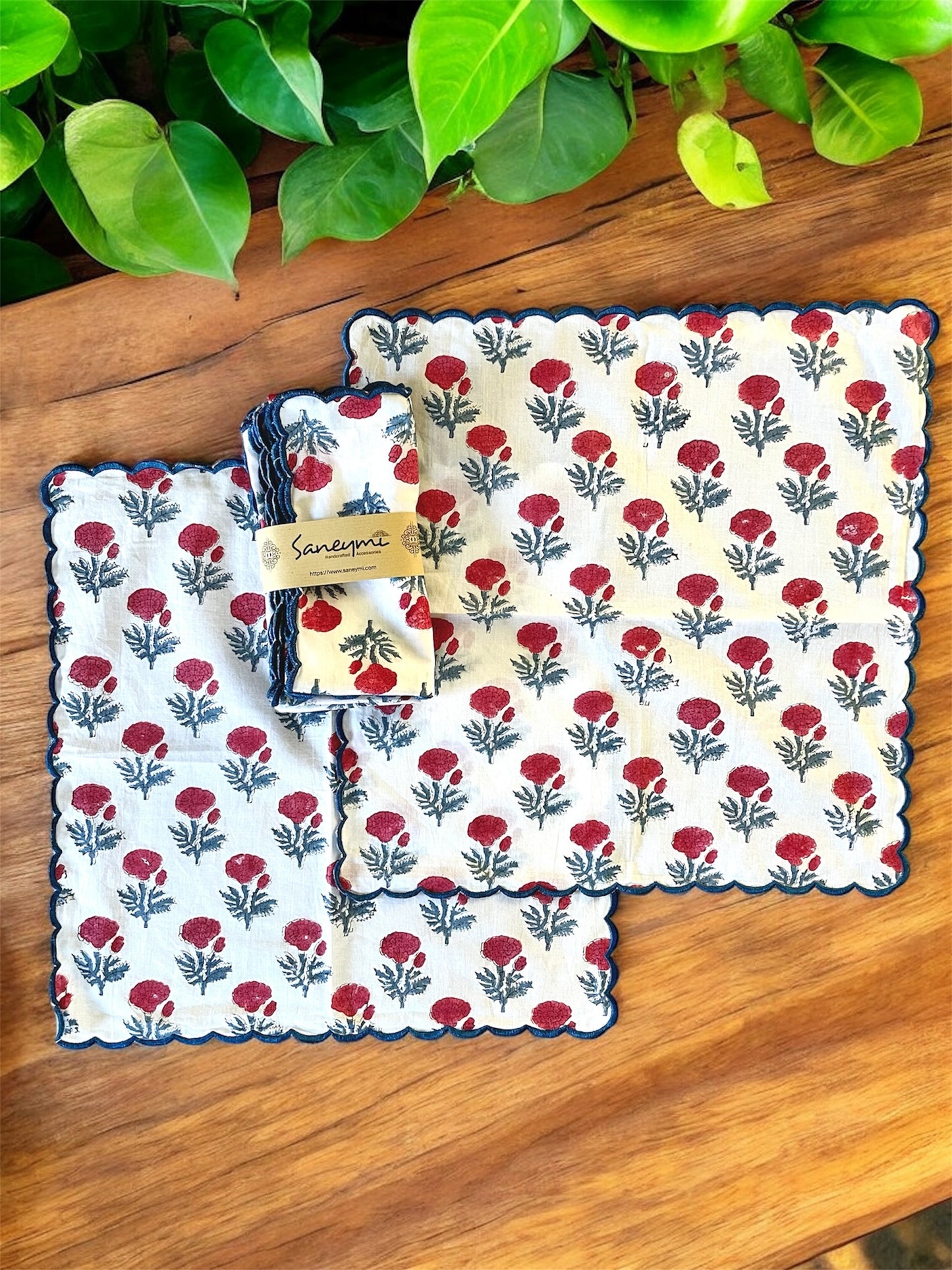 Scalloped cotton Napkins - Carnations