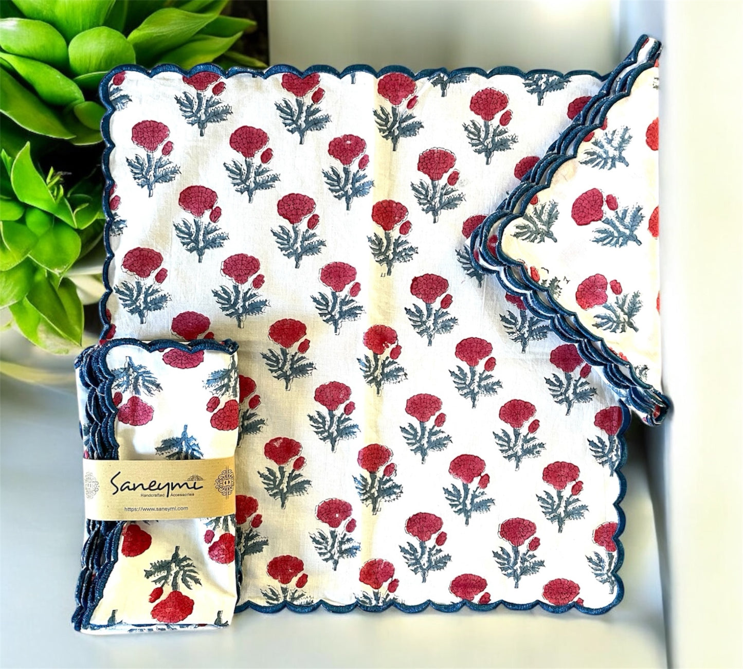 Scalloped cotton Napkins - Carnations